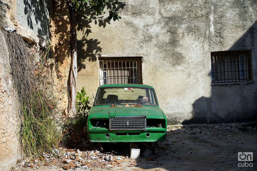 Un Lada abandonado en un patio. Foto: Alejandro Ernesto.