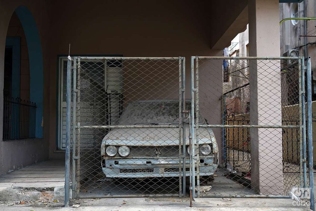 Pueden encontrarse en un eterno parqueo, en patios, portales y otros espacios. Foto: Alejandro Ernesto.