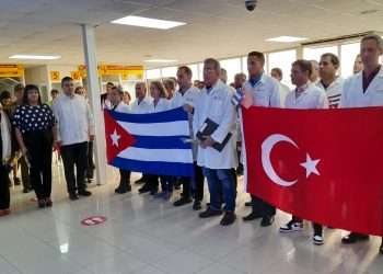 Los 32 especialistas cubanos que brindaron atención médica en Turquía luego de los devastadores terremotos de inicios de febrero, regresaron este sábado a la isla. Foto: @Minsap