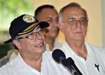 Gustavo Petro (i) y el ministro de Defensa, Iván Velásquez, Foto: Presidencia de Colombia/Efe/Archivo.