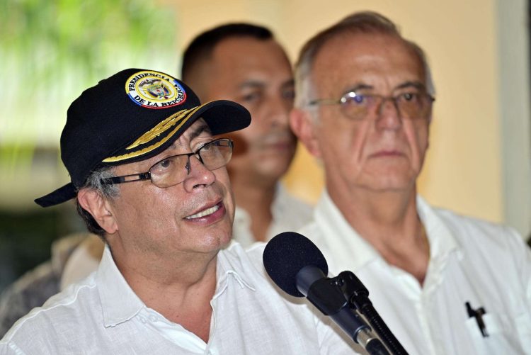 Gustavo Petro (i) y el ministro de Defensa, Iván Velásquez, Foto: Presidencia de Colombia/Efe/Archivo.