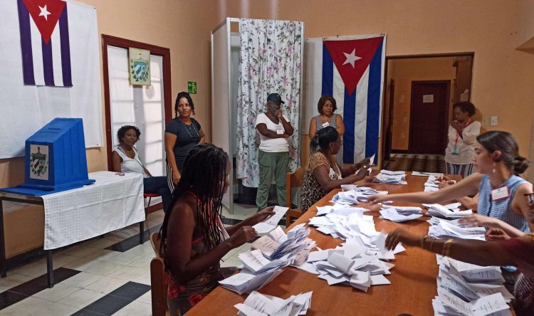 Integrantes de una mesa electoral realizan el conteo de votos, al cierre de la jornada electoral, en La Habana. Foto: Ernesto Mastrascusa/Efe.