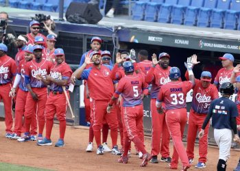 El equipo Cuba celebrando a Yadil Mujica. Foto: EFE/EPA/RITCHIE B. TONGO