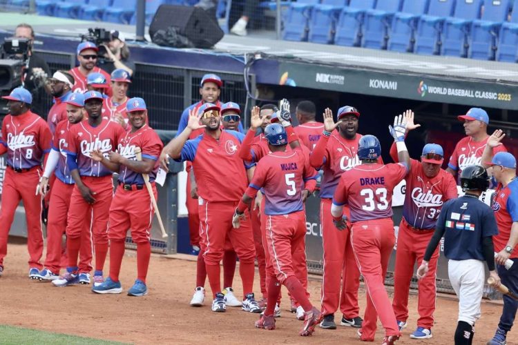 El equipo Cuba celebrando a Yadil Mujica. Foto: EFE/EPA/RITCHIE B. TONGO