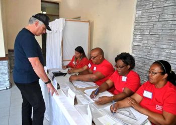 El presidente Miguel Díaz-Canel (de pie) en su colegio electoral en la ciudad de Santa Clara, durante las elecciones parlamentarias del 26 de marzo de 2023. Foto: @PresidenciaCuba / Twitter.