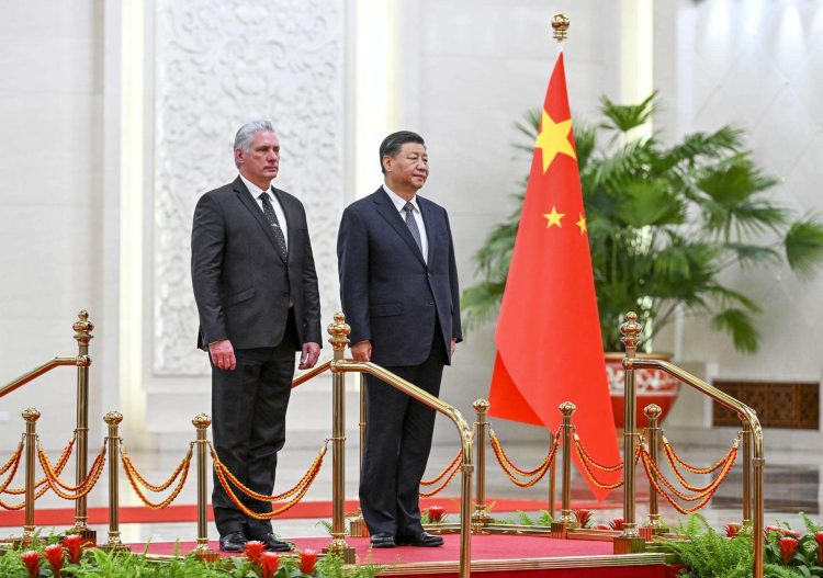 Miguel Díaz-Canel y Xi Jinping durante la visita del presidente cubano a China. Foto: EFE/EPA/XINHUA/RAO AIMIN.