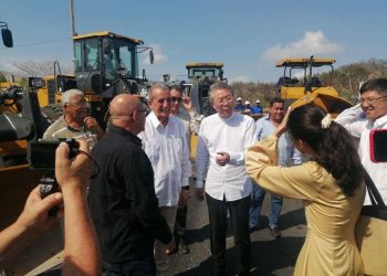 El embajador chino en La Habana, Ma Hui (centro), destacó la amistad especial entre Cuba y el gigante asiático. Foto: @CubaMicons