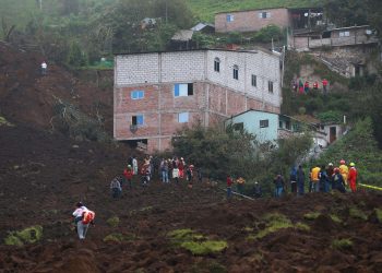 Pobladores observan los daños causados por el deslizamiento de tierra, en Alausí (Ecuador). Foto: José Jácome/Efe.