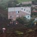 Pobladores observan los daños causados por el deslizamiento de tierra, en Alausí (Ecuador). Foto: José Jácome/Efe.