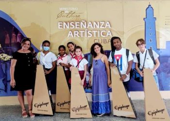 Estudiantes y profesores cubanos de música, con guitarras donadas por la fundación Gibson Gives. Foto: Escuela Elemental de Música Manuel Saumell / Facebook.