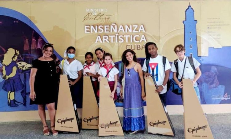 Estudiantes y profesores cubanos de música, con guitarras donadas por la fundación Gibson Gives. Foto: Escuela Elemental de Música Manuel Saumell / Facebook.