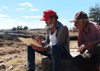 El actor Luis Alberto García, junto a la persona que interpreta, el pintor Luis Catalá. Foto: Cortesía de Rosa María Rodríguez, productora ejecutiva del filme.