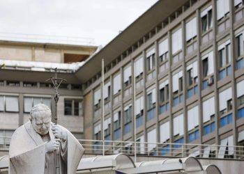 Una escultura de Juan Pablo II en las afueras del hospital Gemelli. Foto:FABIO FRUSTACI/EFE.