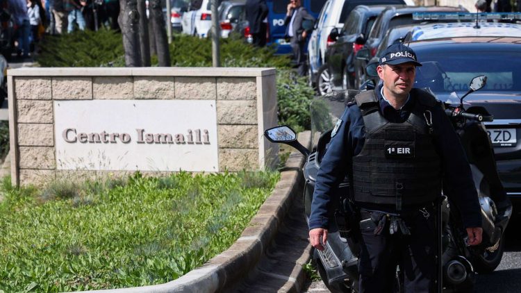 Un policía cierra el paso al público en el Centro Ismaelita de Lisboa.  Foto: Fernando Cotrim / EFE.