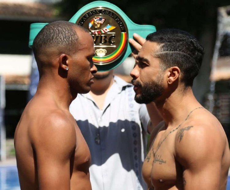 El boxeador cubano Lázaro Álvarez (izq) junto al venezolano Willmank Canónico (der), antes de la pelea en la que Álvarez derrotó a Canónico y conquistó la faja de los pesos ligeros de la Federación Centroamericana y del Caribe de Boxeo. Foto: Jit / Facebook.