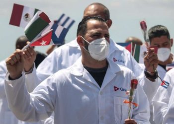 Médicos cubanos que prestaron colaboración en México. Foto: Prensa Latina / Archivo.