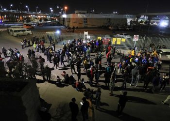 Un grupo de migrantes y familiares de personas fallecidas por el incendio del lunes realizaron una vigilia en memoria de las 38 víctimas, frente al Instituto Nacional de Migración (INM), hoy en Ciudad Juárez, en el estado de Chihuahua. Foto: Luis Torres/Efe.