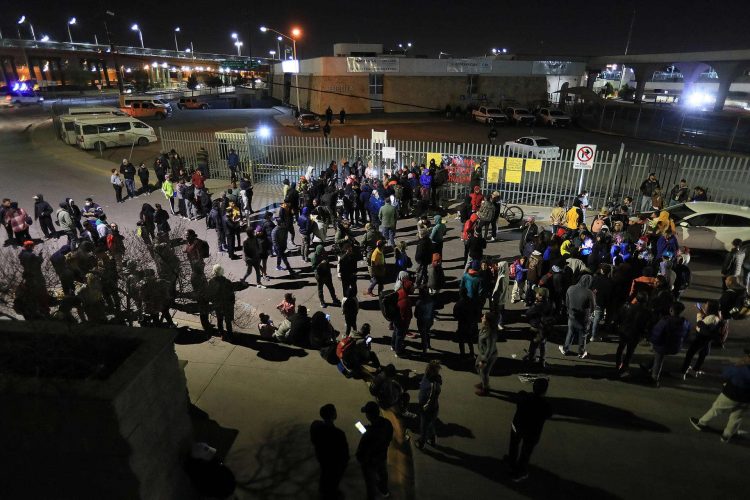 Un grupo de migrantes y familiares de personas fallecidas por el incendio del lunes realizaron una vigilia en memoria de las 38 víctimas, frente al Instituto Nacional de Migración (INM), hoy en Ciudad Juárez, en el estado de Chihuahua. Foto: Luis Torres/Efe.