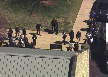 Varios policías se concentran frente a la escuela primaria tres evacuar los estudiantes. | Foto: AP