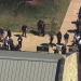 Varios policías se concentran frente a la escuela primaria tres evacuar los estudiantes. | Foto: AP