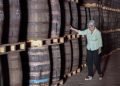 La maestra ronera Salomé Alemán junto a barriles con ron de Havana Club. Foto: Ernesto Mastrascusa / EFE.