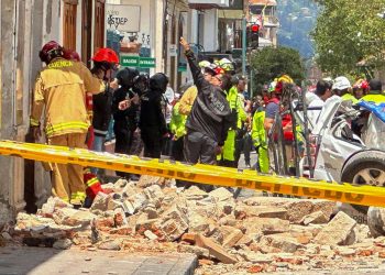 Personas observan los daños ocasionados por el sismo de magnitud 6.5 en la escala de Richter hoy, en la ciudad de Cuenca (Ecuador). Foto:Robert Puglla/Efe.