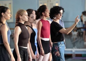 La coreógrafa española Susana Pous con sus alumnos durante un ensayo de su obra "Otra bella cubana", en la sede del Ballet Nacional de Cuba (BNC), el 16 de marzo de 2023 en La Habana. Foto: Ernesto Mastrascusa / EFE.