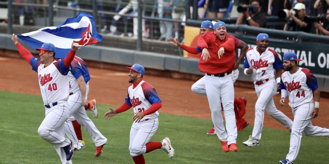 Jugadores cubanos celebran el triunfo frente a Taipéi de China en el V Clásico Mundial de Béisbol. Foto: Ritchie B. Tongo / EFE.
