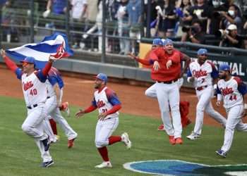 Jugadores cubanos celebran el triunfo frente a Taipéi de China en el V Clásico Mundial de Béisbol. Foto: Ritchie B. Tongo / EFE.