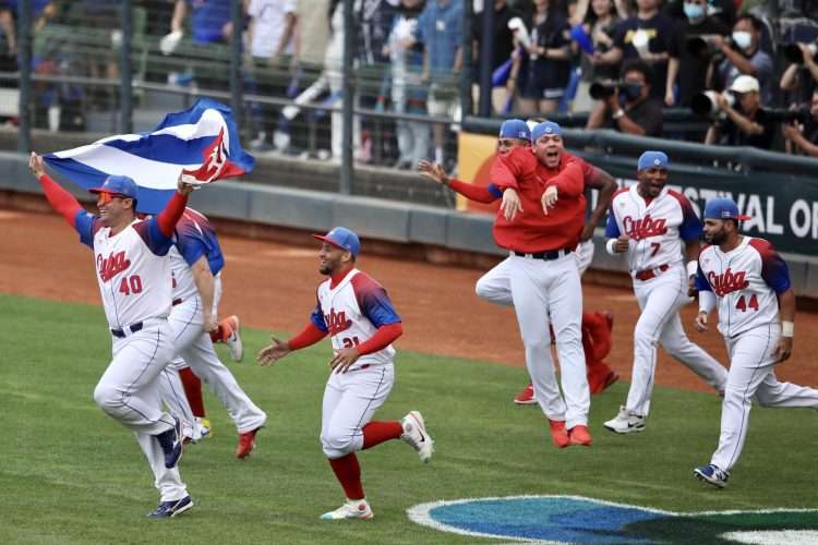 Jugadores cubanos celebran el triunfo frente a Taipéi de China en el V Clásico Mundial de Béisbol. Foto: Ritchie B. Tongo / EFE.