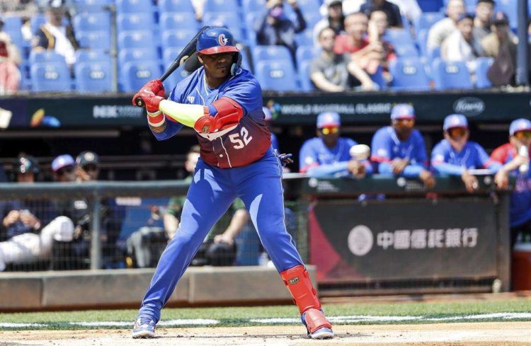 Yoenis Céspedes participó en los dos primeros partidos de Cuba en el Clásico, pero después fue enviado a la banca. Foto: AP