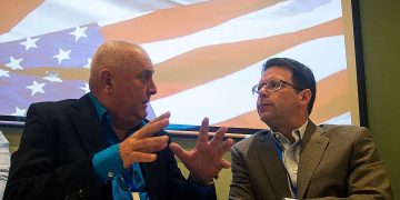 Paul Johnson (der), presidente de la Coalición Agrícola EE.UU.-Cuba, conversa con Frank Castañeda (izq), presidente del Grupo Agrícola de Cuba, en la sesión de apertura de la IV Conferencia Agrícola entre Cuba y Estados Unidos, en el Hotel Grand Aston La Habana, el 4 de abril de 2023. Foto: Otmaro Rodríguez.