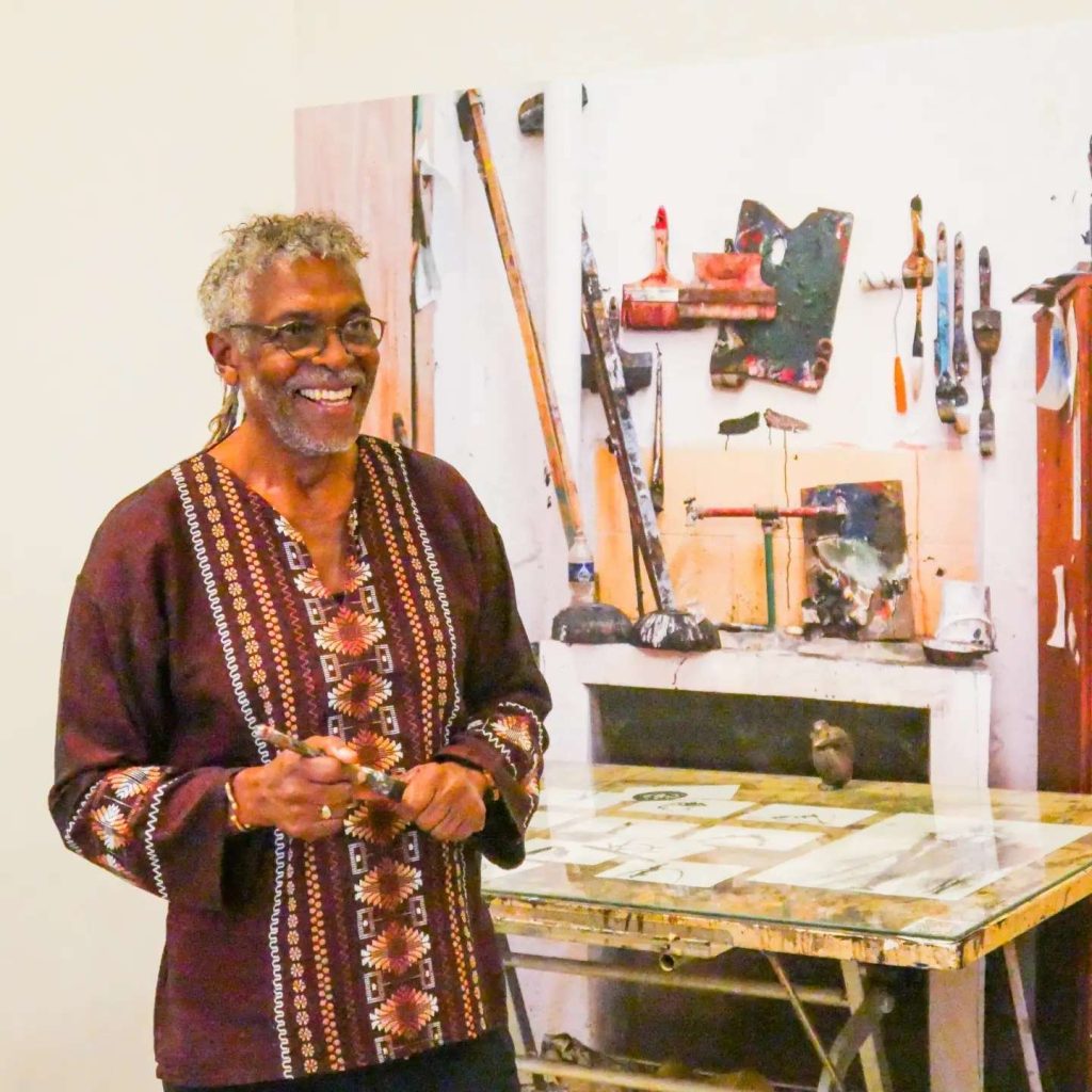 Alberto Lescay en la inauguración de "Paisaje interior" en el Museo Nacional de Bellas Artes. Foto: Perfil oficial del artista en Facebook.