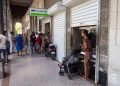 Personas en la cola de un banco, en La Habana. Foto: Otmaro Rodríguez.