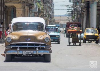 Varios autos y un carretillero en una calle de La Habana. Foto: Otmaro Rodríguez.