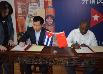 Aner Pérez, director Coratur, y Yang Longchuan, presidente de Beijing North Star, firman convenio. Foto: @EmbacubaChina