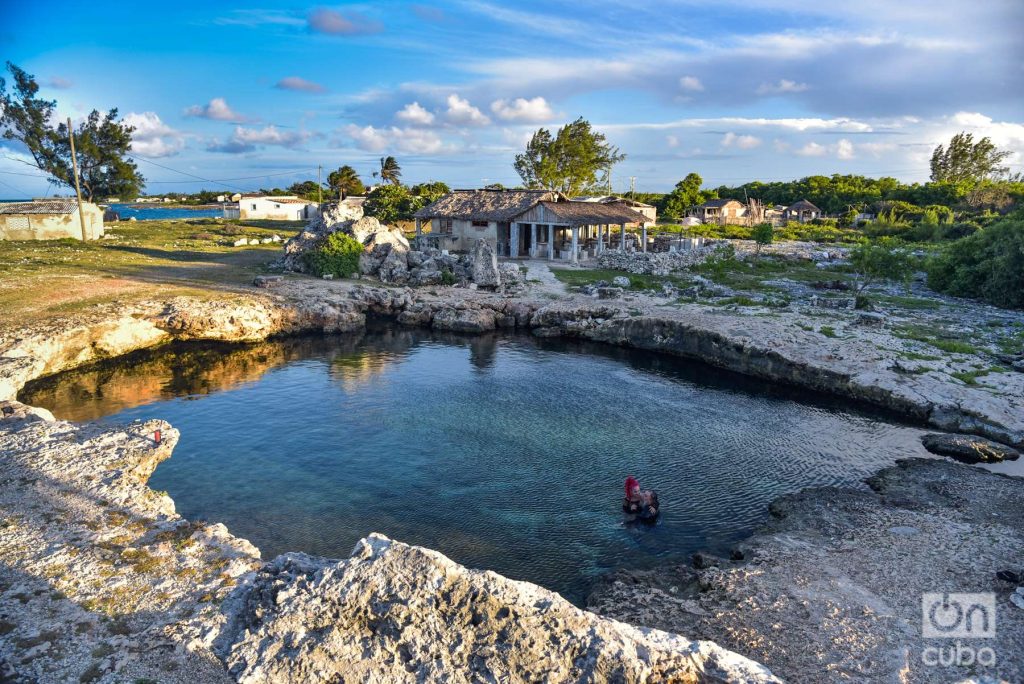 La poza fría. Gigantes prehistóricas han formado piscinas naturales de aguas salobres. Foto: Kaloian.