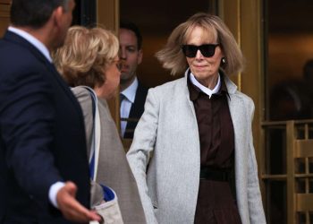 E. Jean Carroll saliendo del juzgado de Nueva York. Foto: Esquire.