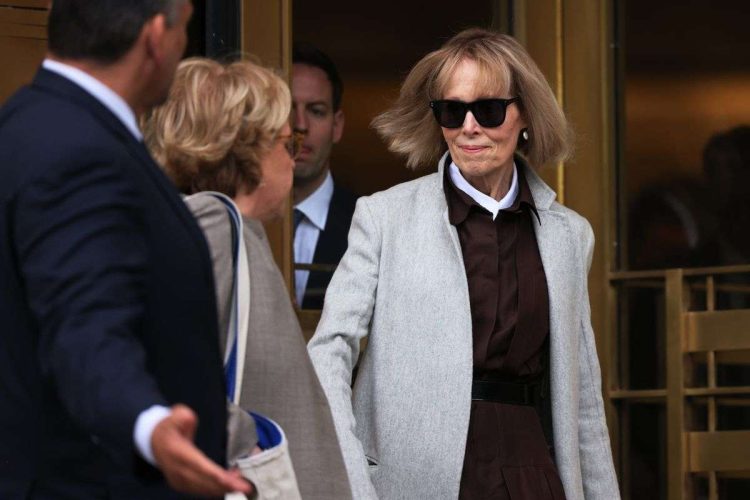 E. Jean Carroll saliendo del juzgado de Nueva York. Foto: Esquire.