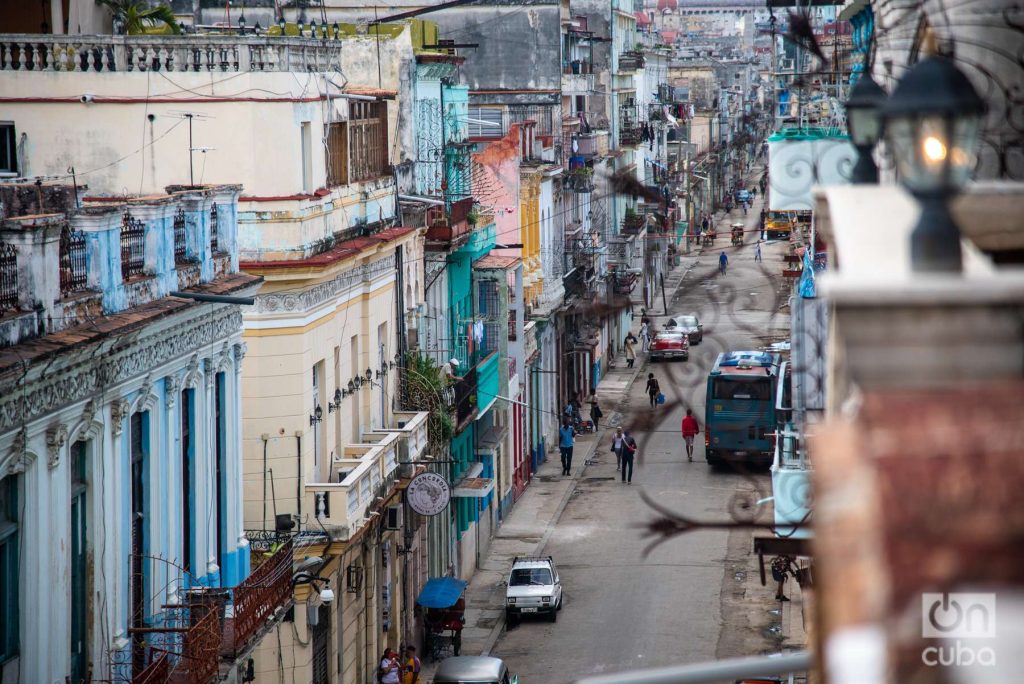 Un día rutilante en La Habana visto desde el balcón de La Guarida, hoy un restaurante y antes la locación donde se armó el apartamento de Diego. Foto: Kaloian.