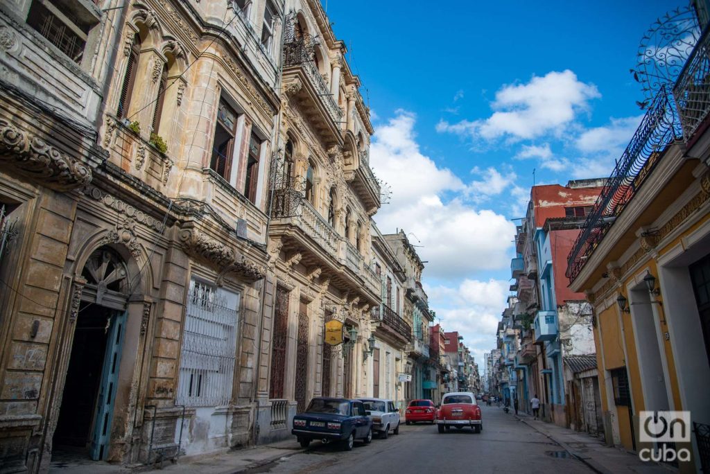 Calle Concordia, Centro Habana, con la fachada del palacete en el que se filmó la película. Foto: Kaloian.