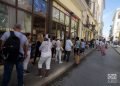 Personas en una cola en La Habana. Foto: Otmaro Rodríguez.