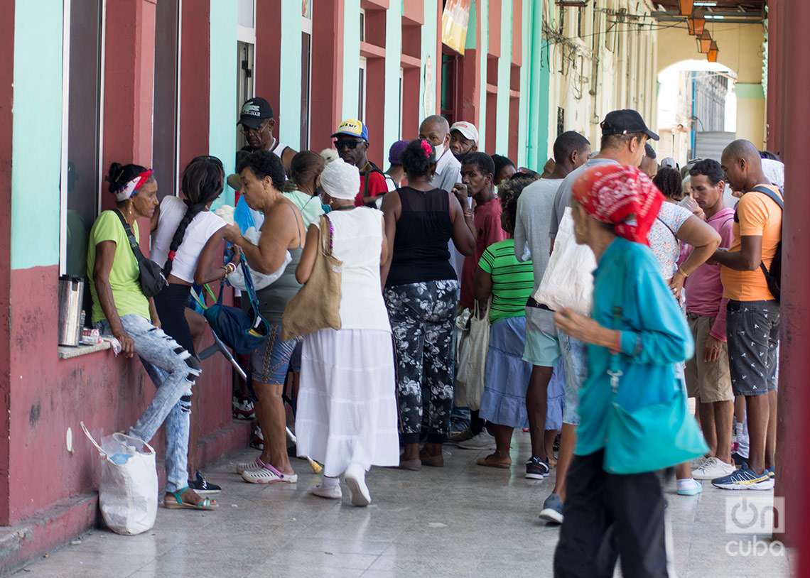 Personas en una cola en La Habana. Foto: Otmaro Rodríguez.