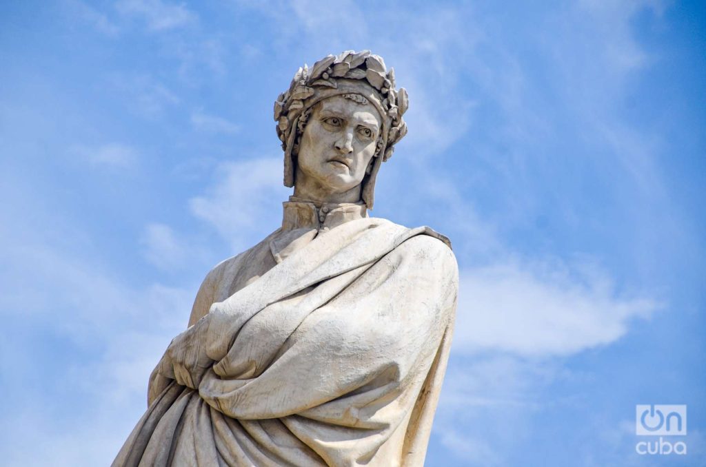 La estatua de Dante Alighieri, con gesto grave, nariz aguileña y el clásico ramo de olivos, similar a los rasgos del famoso retrato al óleo de Andrea del Castagno. Foto: Kaloian.