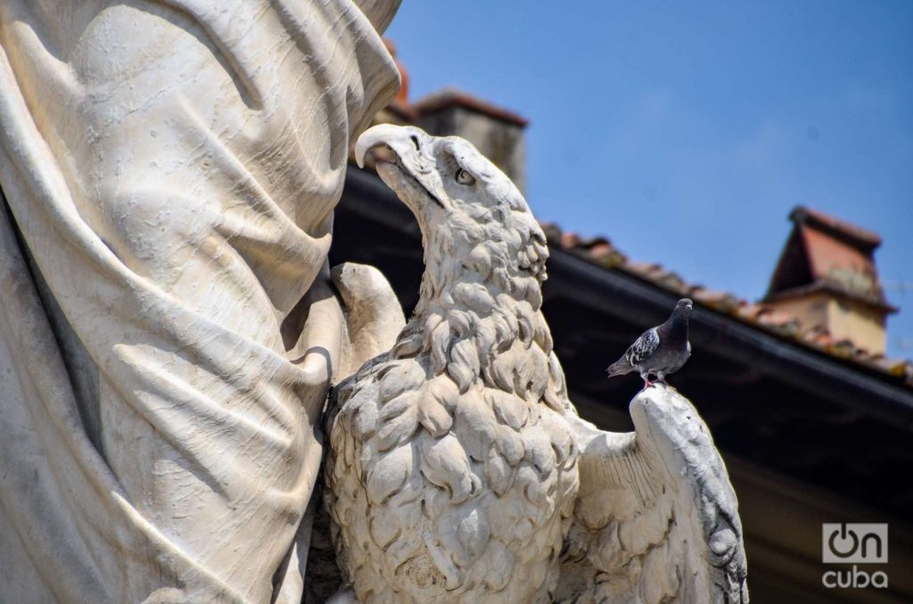 Detalle del águila en la estatua de Dante. Foto: Kaloian.