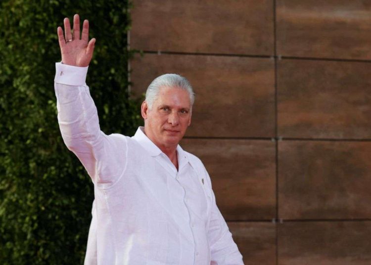 Miguel Díaz-Canel saluda el pasado 25 de marzo en Santo Domingo, República Dominicana. Foto: Mauricio Dueñas Castañeda/EFE.