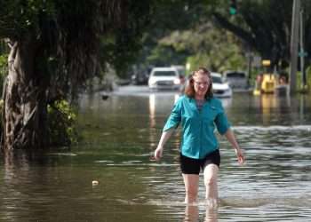 Una mujer recorre una calle inundada de Fort Lauderdale el jueves 13 de abril. Foto: Sun Sentinel.