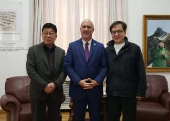 De izquierda a derecha, el Dr. Han Fangming, presidente del Instituto Charhar, Carlos Miguel Pereira, embajador cubano en China, y Jackie Chan, de presidente del Comité de Cultura y Paz del prestigioso Instituto Charhar. Foto: Tomada de @cmphcuba.