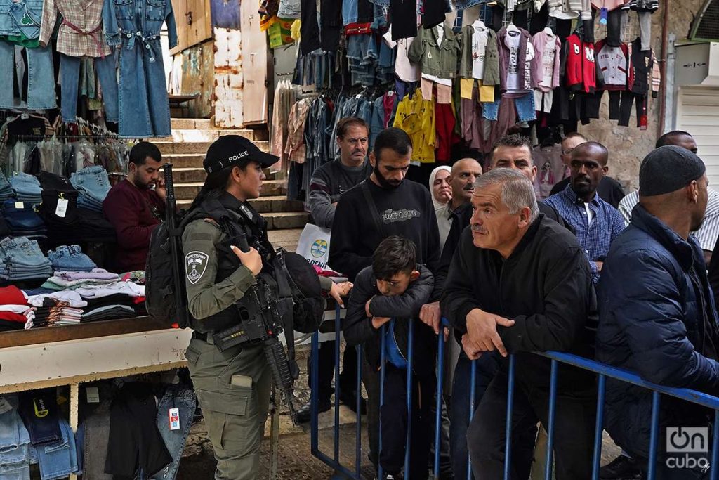 Una militar israelí controla una de las vías de acceso a la Vía Dolorosa durante la procesión del Viernes Santo. Foto: Alejandro Ernesto.