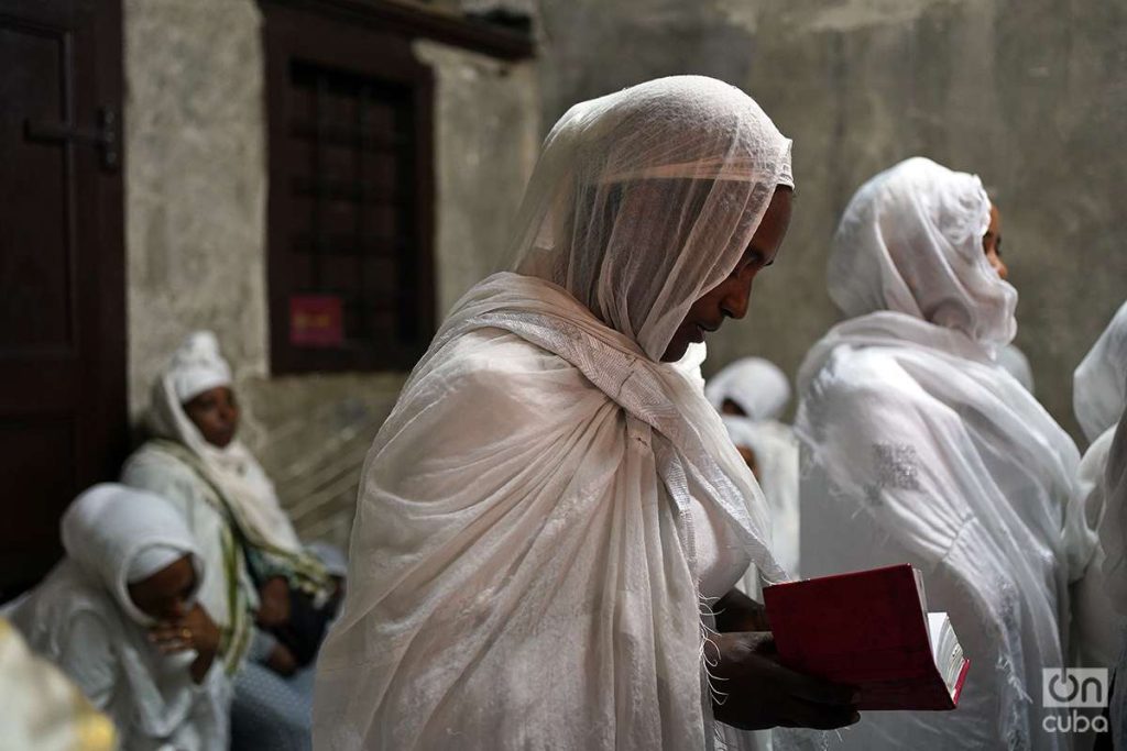 Católicos de origen etíope oran en una pequeña capilla aledaña al Santo Sepulcro de Jerusalén. Foto: Alejandro Ernesto.